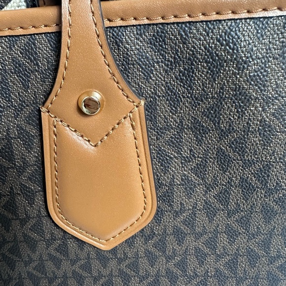 Michael Kors signature brown two handle tote bag with unique graphic  on front - Picture 11 of 13